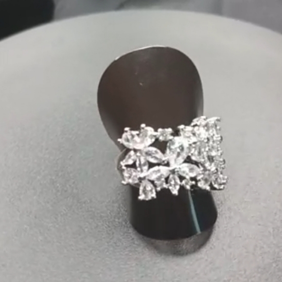 Full Petal Zircon Ring - Picture 2 of 10